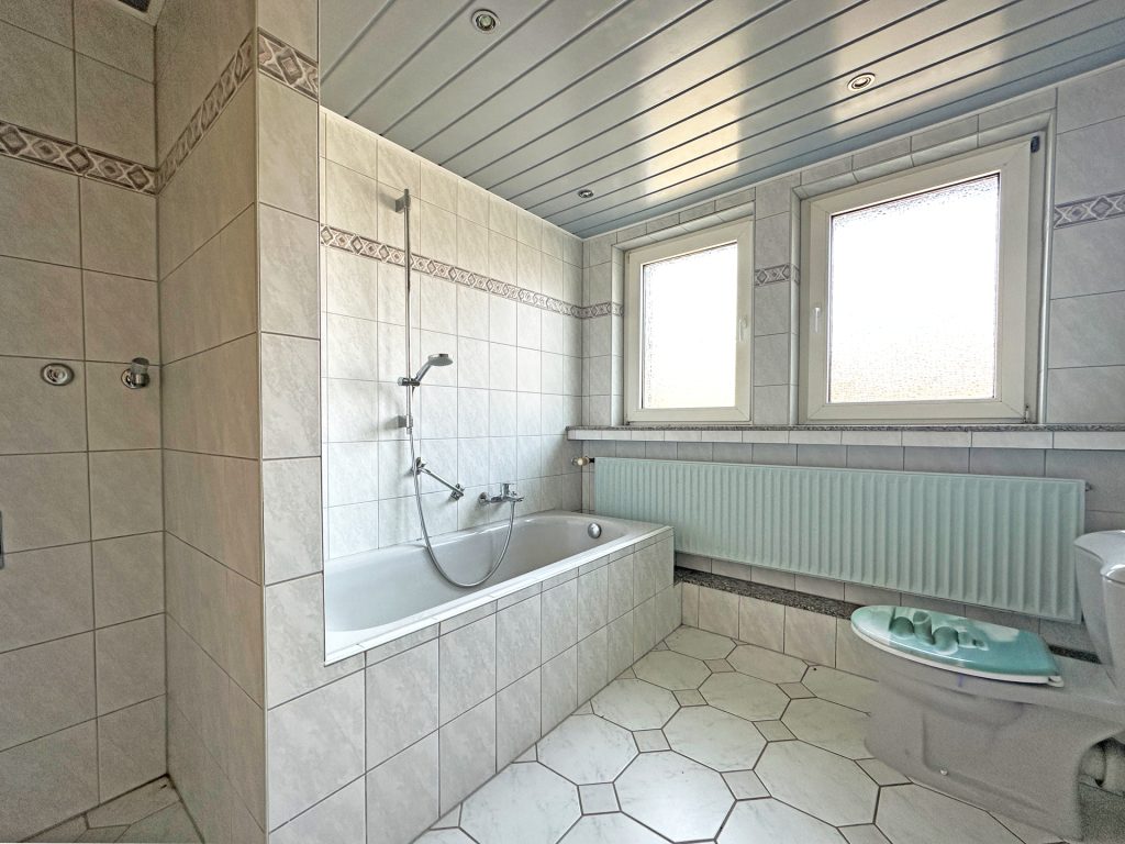 Badezimmer Immobilienangebot - Bochum - Alle - Natur, Ruhe und Freiheit !
Immobilienrarität in Weitmar (Sundern)