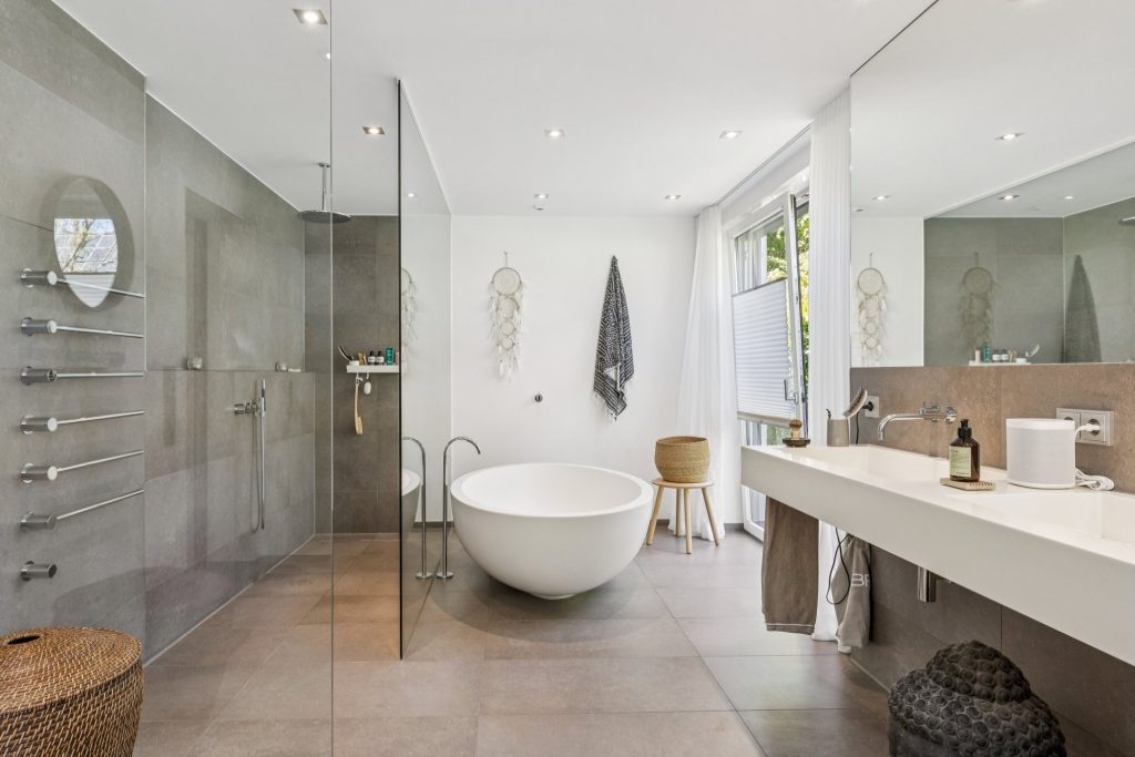 Badezimmer mit freistehender Badewanne und ebenerdiger Dusche Immobilienangebot - Bochum - Alle - Premium-Gartenwohnung mit
hochwertiger Designausstattung
am Weitmarer Holz