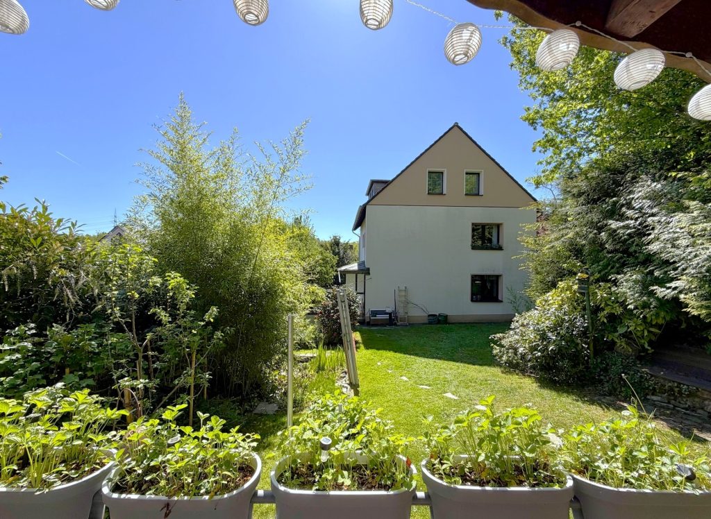 Blick vom Gartenhaus auf das Wohnhaus Immobilienangebot - Bochum - Alle - Hier fühlt sich jeder wohl
in Oberdahlhausen