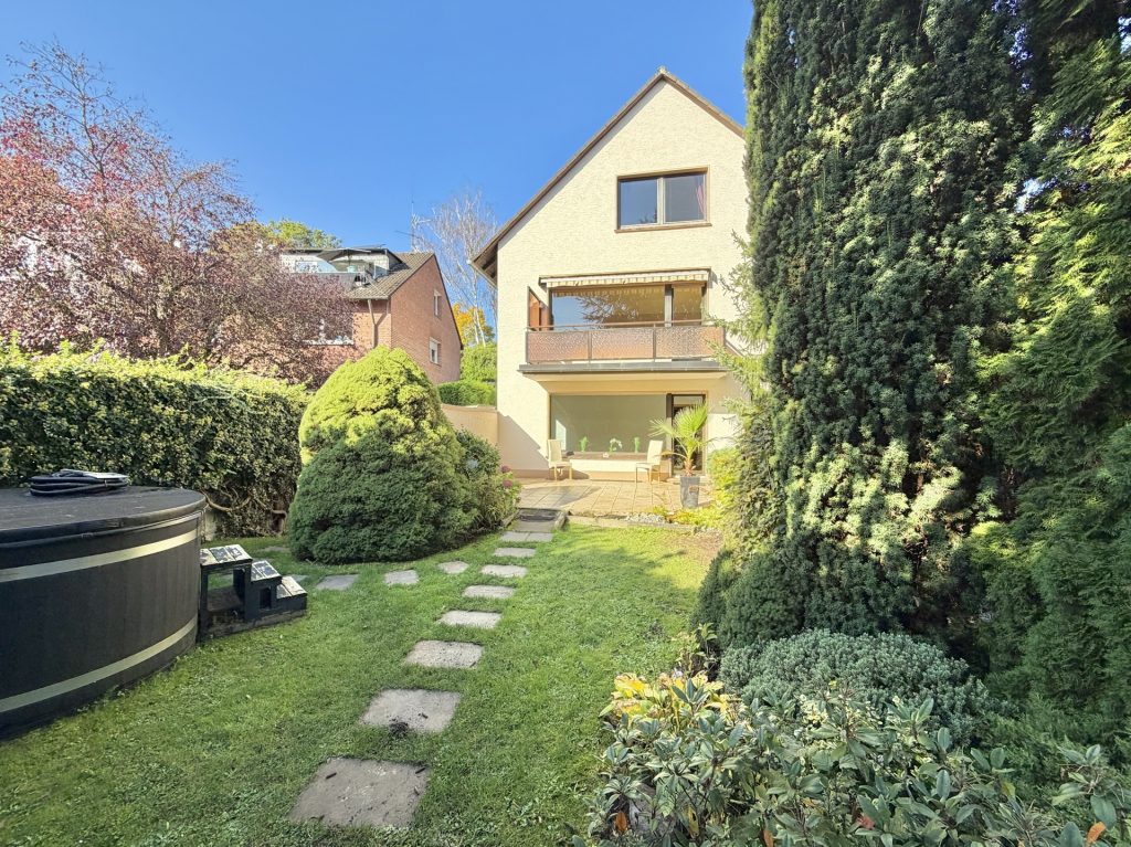 Blick auf die Vorderseite des Hauses Immobilienangebot - Bochum - Alle - Sonnige Aussichten für Ihre Familie
in Oberdahlhausen