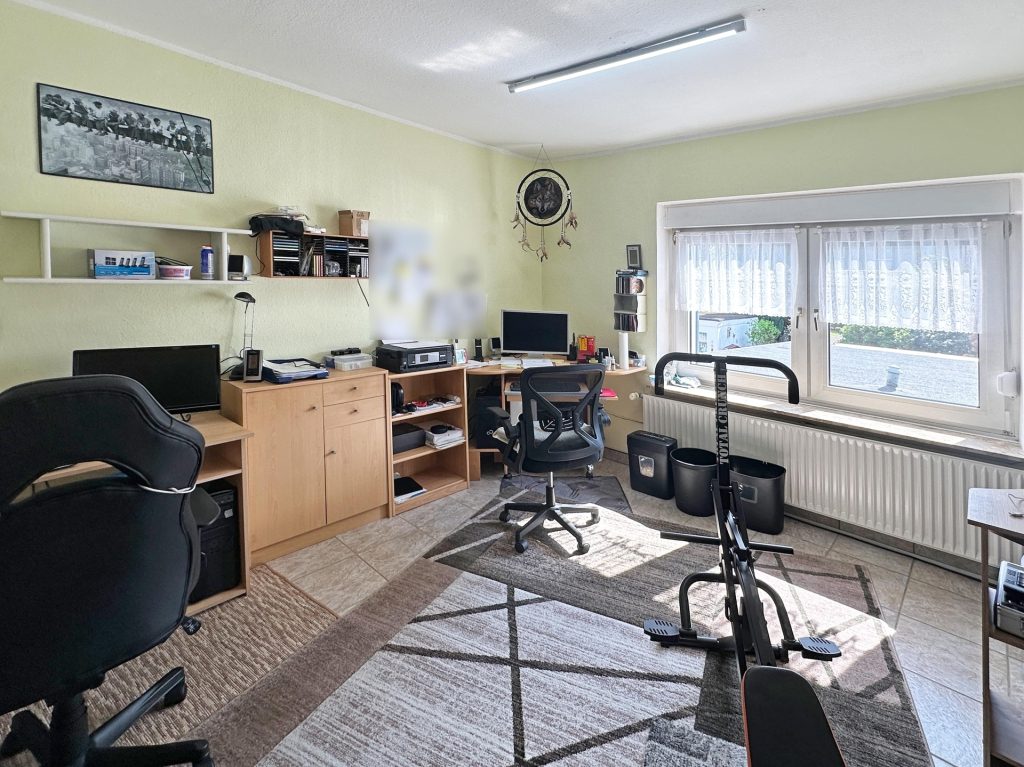 Wohnzimmer 1. Obergeschoss rechts Immobilienangebot - Bochum - Alle - Platz für die ganze Familie
in Höntrop