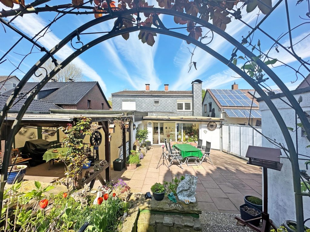 Blick vom Garten auf die Terrasse Immobilienangebot - Bochum - Alle - Platz für die ganze Familie
in Höntrop