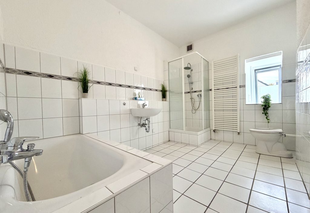 Dusch- und Wannenbad im Dachgeschoss Immobilienangebot - Hattingen - Alle - Wo Wohnträume Wirklichkeit werden
in Hattingen (Grenze Bochum-Linden)