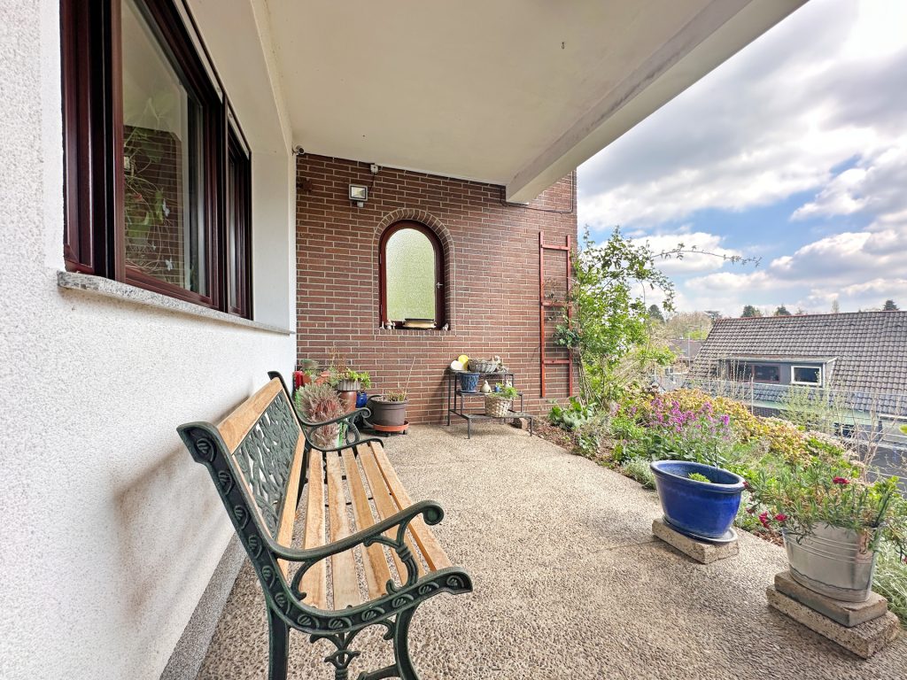 Eingangsbereich mit Sitzplatz / Terrasse Immobilienangebot - Bochum - Alle - Wunschplatz mit Aussicht - Ihr neues Zuhause
in Stiepel