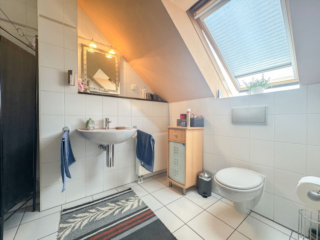 Badezimmer DG Immobilienangebot - Bochum - Alle - Stilvoll wohnen, entspannt leben
in Wattenscheid