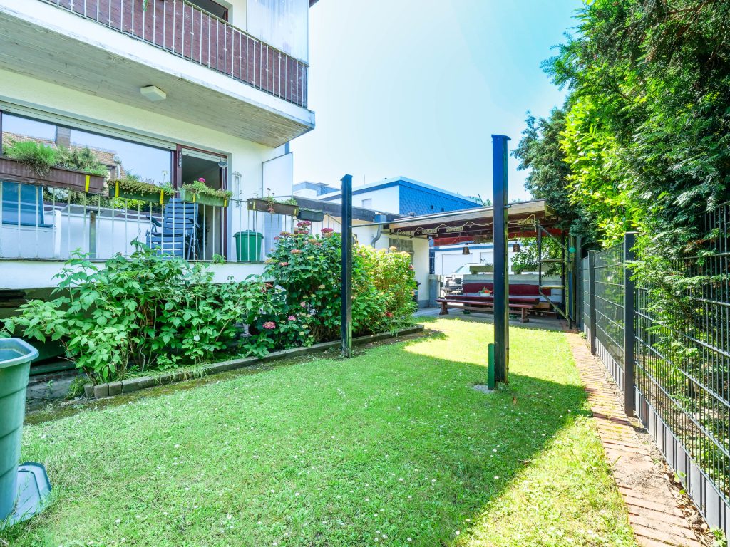 Garten mit Blick zum überdachten Sitzbereich Immobilienangebot - Bochum - Alle - Wohntraum mit Einliegerwohnung
in Höntrop