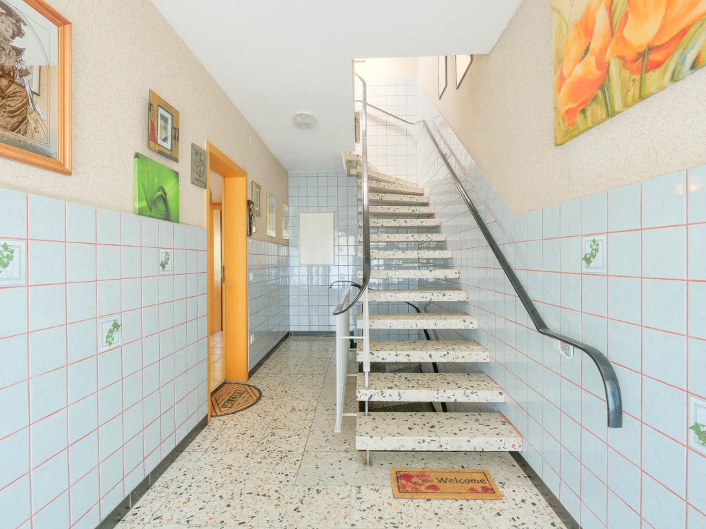 Treppenhaus Immobilienangebot - Bochum - Alle - Wohntraum mit Einliegerwohnung
in Höntrop