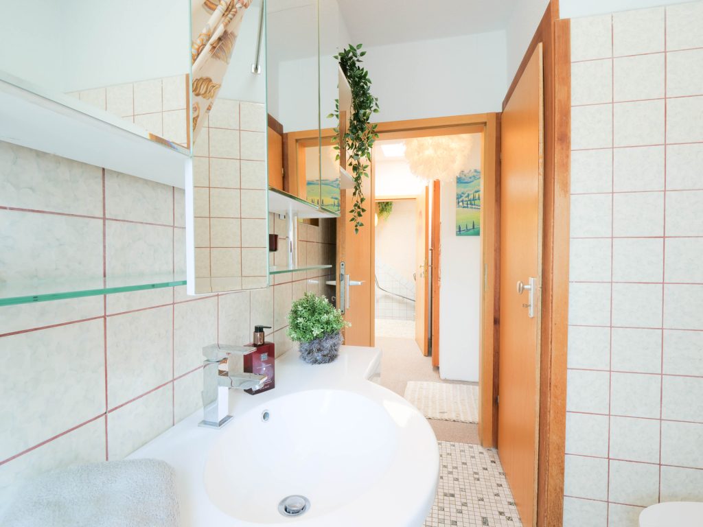 Duschbad Obergeschoss Immobilienangebot - Bochum - Alle - Wohntraum mit Einliegerwohnung
in Höntrop
