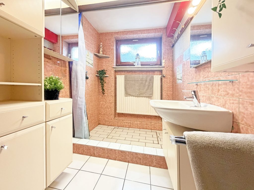 Gästeduschbad Untergeschoss Immobilienangebot - Bochum - Alle - Wohntraum mit Einliegerwohnung
in Höntrop