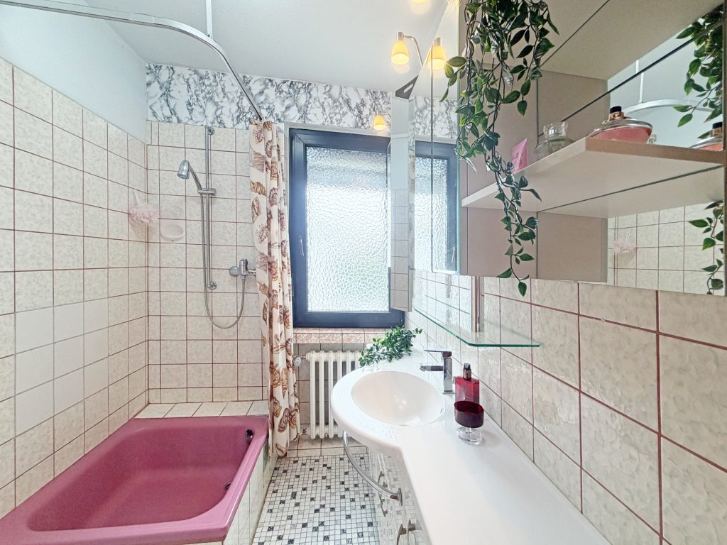 Duschbad Obergeschoss Immobilienangebot - Bochum - Alle - Wohntraum mit Einliegerwohnung
in Höntrop