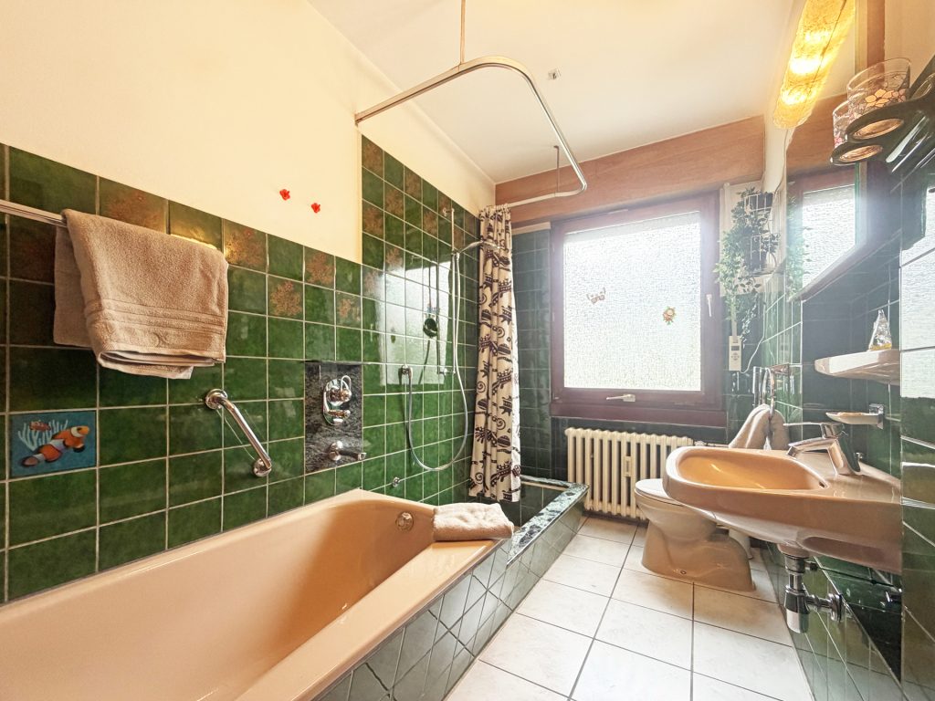 Bad mit Wanne und Dusche im Erdgeschoss Immobilienangebot - Bochum - Alle - Wohntraum mit Einliegerwohnung
in Höntrop