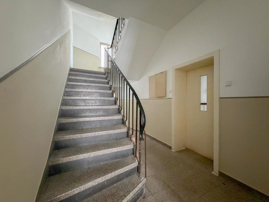 Treppenhaus Immobilienangebot - Bochum - Alle - Solide Kapitalanlage: Voll vermietetes Wohn- und Geschäftshaus
in Altenbochum