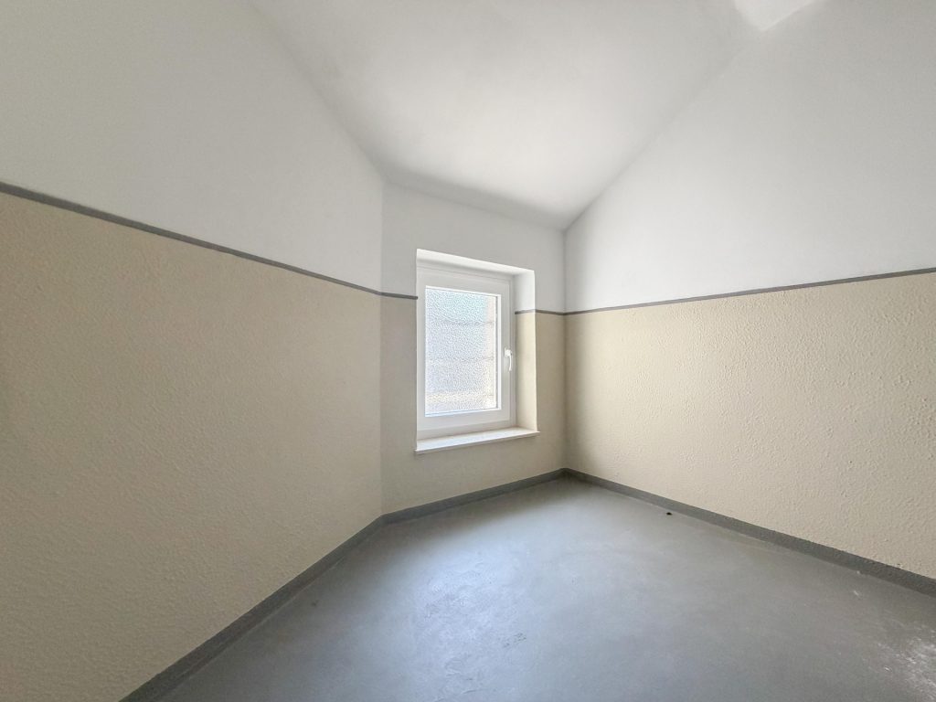 weitere Ansicht Treppenhaus Immobilienangebot - Bochum - Alle - Solide Kapitalanlage: Voll vermietetes Wohn- und Geschäftshaus
in Altenbochum