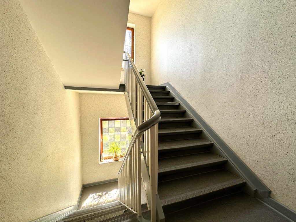 Treppenhaus Immobilienangebot - Bochum - Alle - Freistehendes Wohn- und Geschäftshaus mit Tierarztpraxis
in Harpen