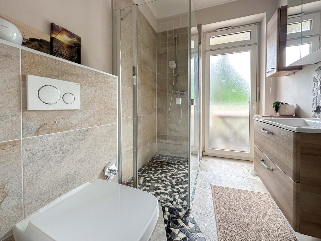 Badezimmer 1. Obergeschoss Immobilienangebot - Bochum - Alle - Freistehendes Wohn- und Geschäftshaus mit Tierarztpraxis
in Harpen