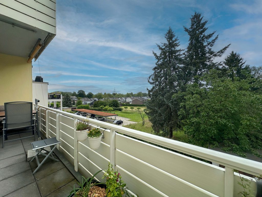 Balkon 1. Obergeschoss Immobilienangebot - Bochum - Alle - Freistehendes Wohn- und Geschäftshaus mit Tierarztpraxis
in Harpen