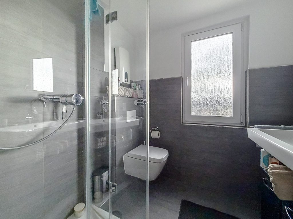 Badezimmer Haus 4a 2.OG links Immobilienangebot - Bochum - Alle - Attraktive Kapitalanlage: Voll vermietetes Mehrfamilienhaus mit ca. 1.100 m² Wohnfläche
in Höntrop