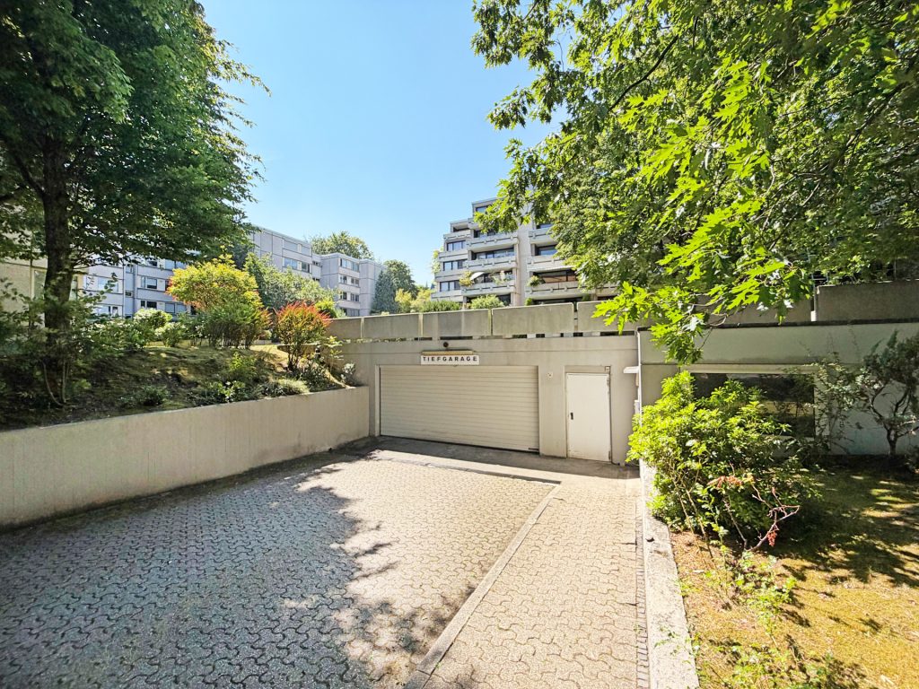 Einfahrt Tiefgarage Immobilienangebot - Bochum - Alle - Wohnglück: Geräumige Balkonwohnung
in Querenburg