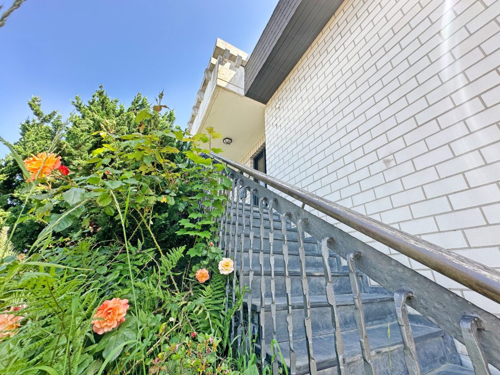 Zugang zum Haus Immobilienangebot - Bochum - Alle - Wohnglück mit Ausblick
in Stiepel