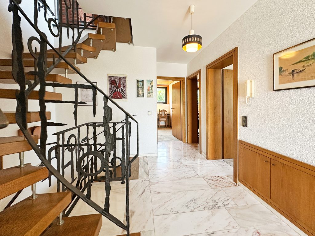Flureindrücke 1. OG Immobilienangebot - Bochum - Alle - Wohnglück mit Ausblick
in Stiepel