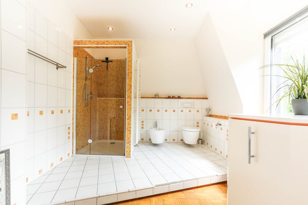 Badezimmer (OG) Immobilienangebot - Bochum - Alle - Ihr einzigartiges Altbauanwesen mit Geschichte
in Riemke