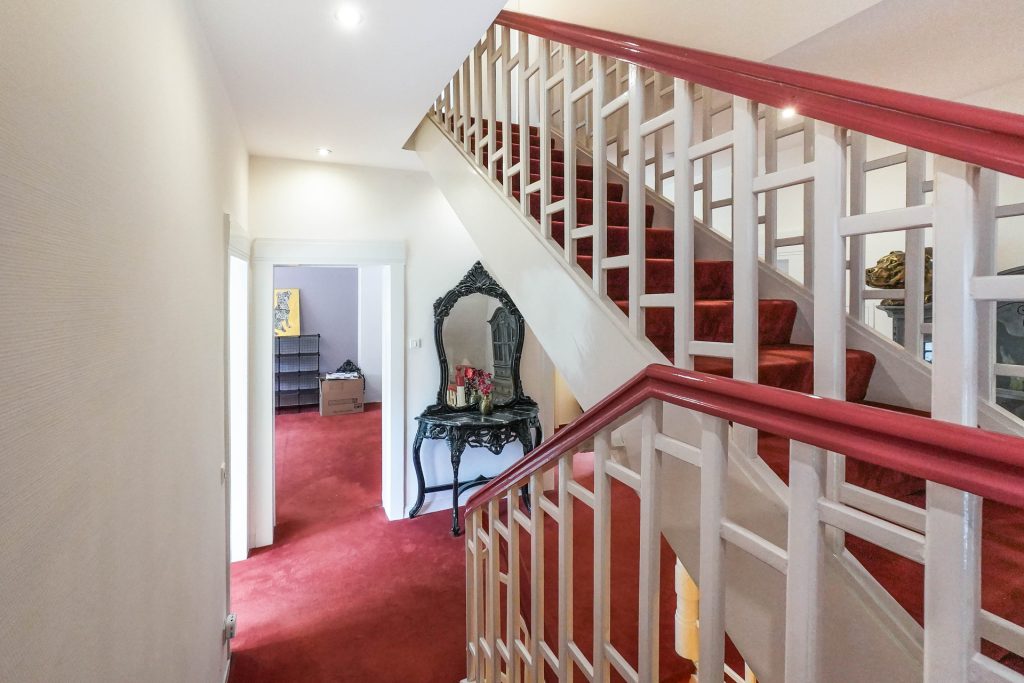 Treppenhaus Immobilienangebot - Bochum - Alle - Ihr einzigartiges Altbauanwesen mit Geschichte
in Riemke
