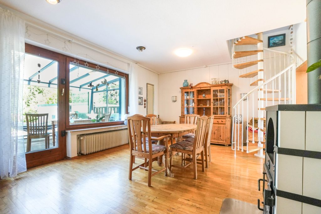 Esszimmer mit Kamin und Zugang zum Wintergarten Immobilienangebot - Bochum - Alle - Freistehendes Zuhause für Generationen
in Linden