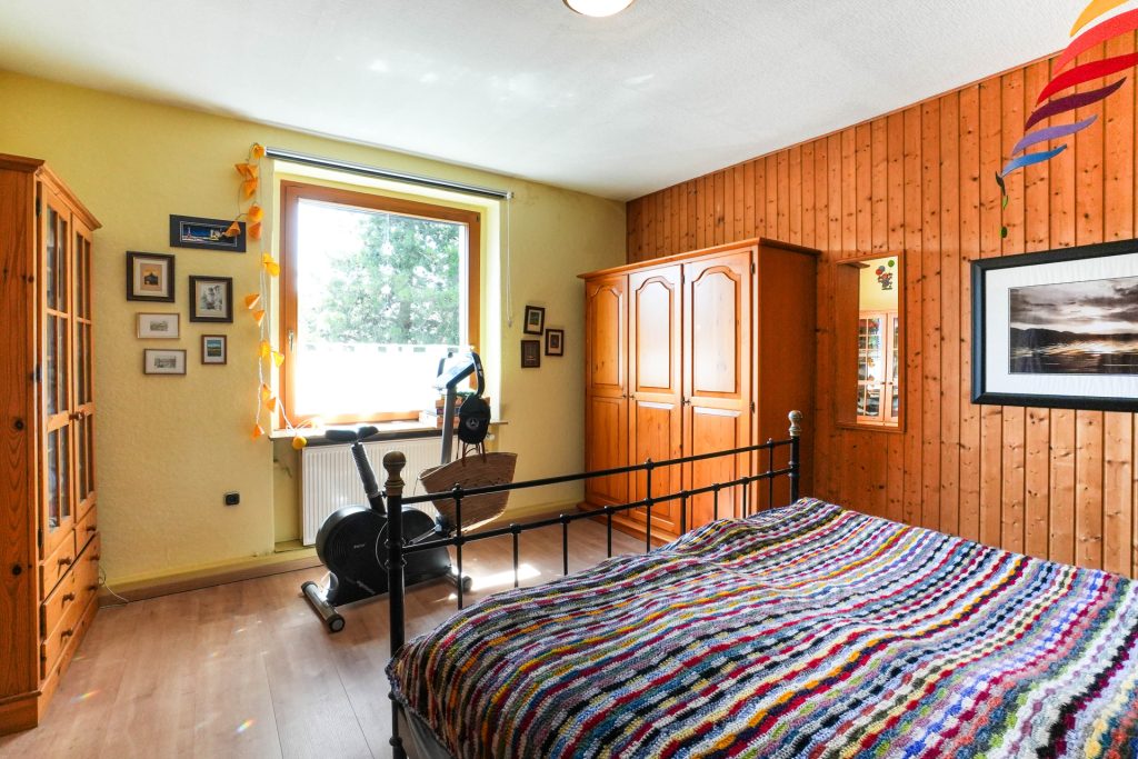 Ein Zimmer im Obergeschoss Immobilienangebot - Bochum - Alle - Freistehendes Zuhause für Generationen
in Linden