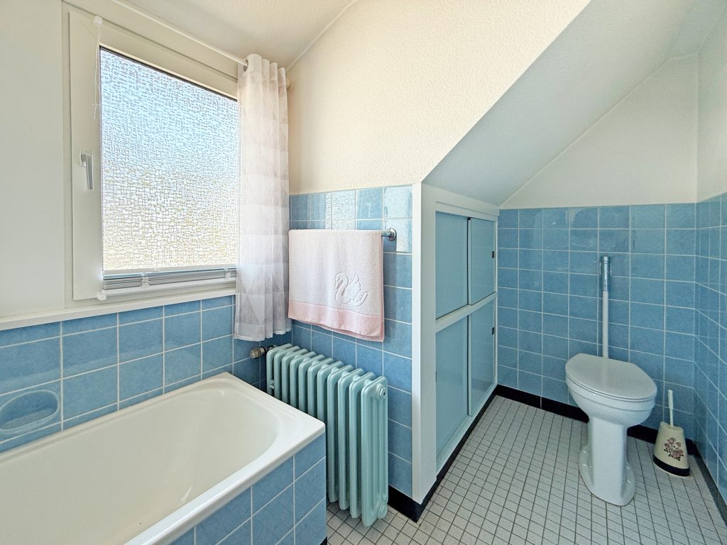 Weitere Ansicht Badezimmer Immobilienangebot - Bochum-Querenburg - Alle - Charmante Doppelhaushälfte mit Garten
in Querenburg