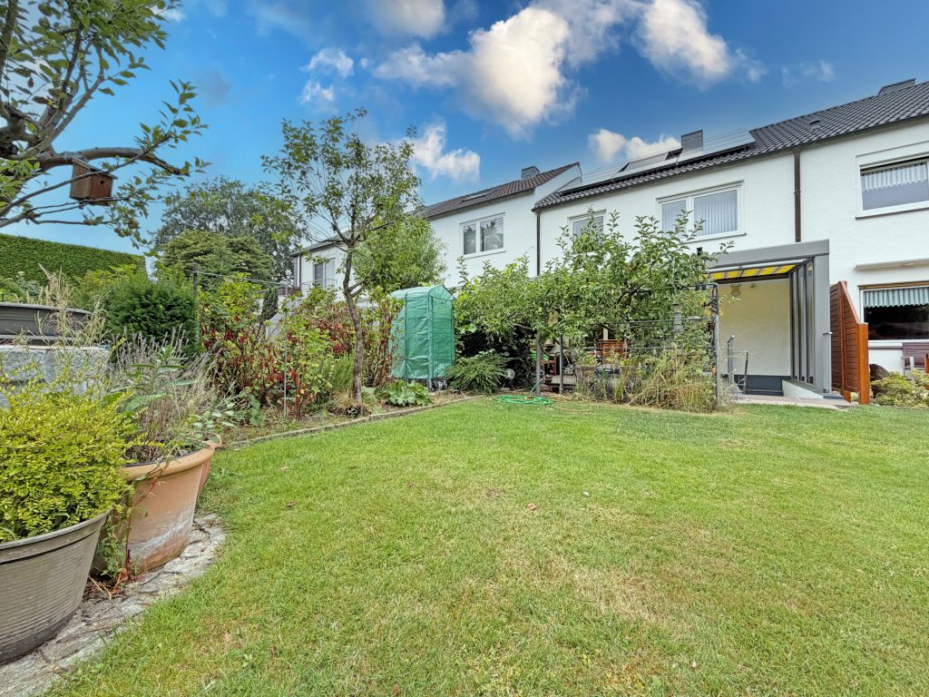 Garten-/Rückansicht Immobilienangebot - Hattingen - Alle - Wohlfühlen leicht gemacht: Reihenhaus
in Hattingen-Niederwenigern