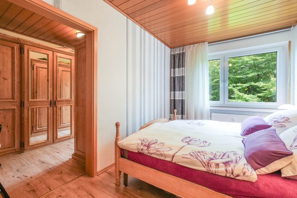 Schlafzimmer mit Zugang zur… Immobilienangebot - Bochum - Alle - 4,5 Zimmer im 1.OG mit Loggia & Garage
in Weitmar