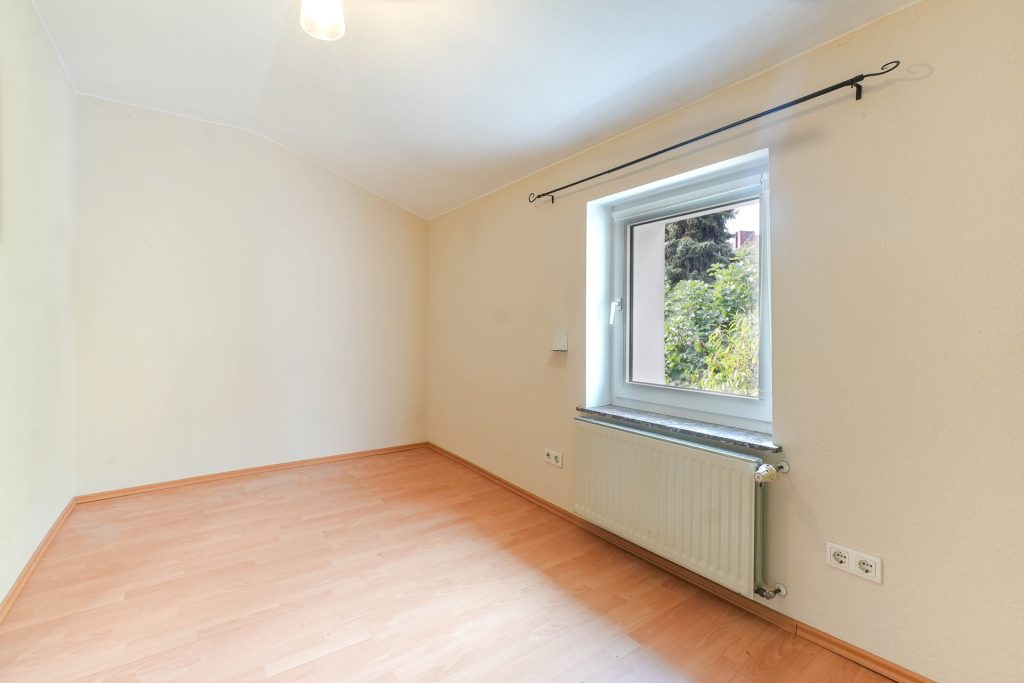 Schlafzimmer 1 Immobilienangebot - Bochum - Alle - Freistehendes Fachwerk-Zweifamilienhaus
in Wattenscheid