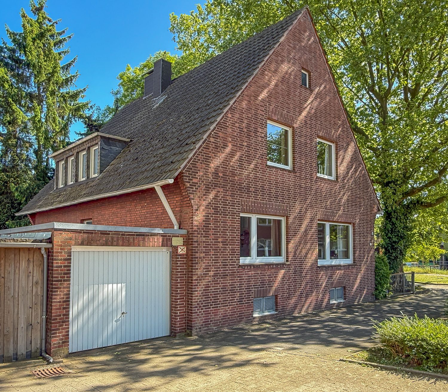 Immobilienangebot - Hamm - Häuser - Provisionsfrei für Käufer: Zweifamilienhaus mit Garten und zwei Garagen – ideal für Familien!