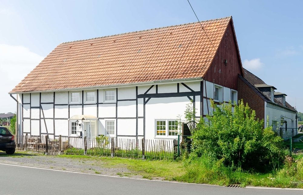 Immobilienangebot - Hamm - Häuser - Fachwerkhaus und 4 Wohnungen nebst 6 Garagen mit großem Grundstück in Alleinlage