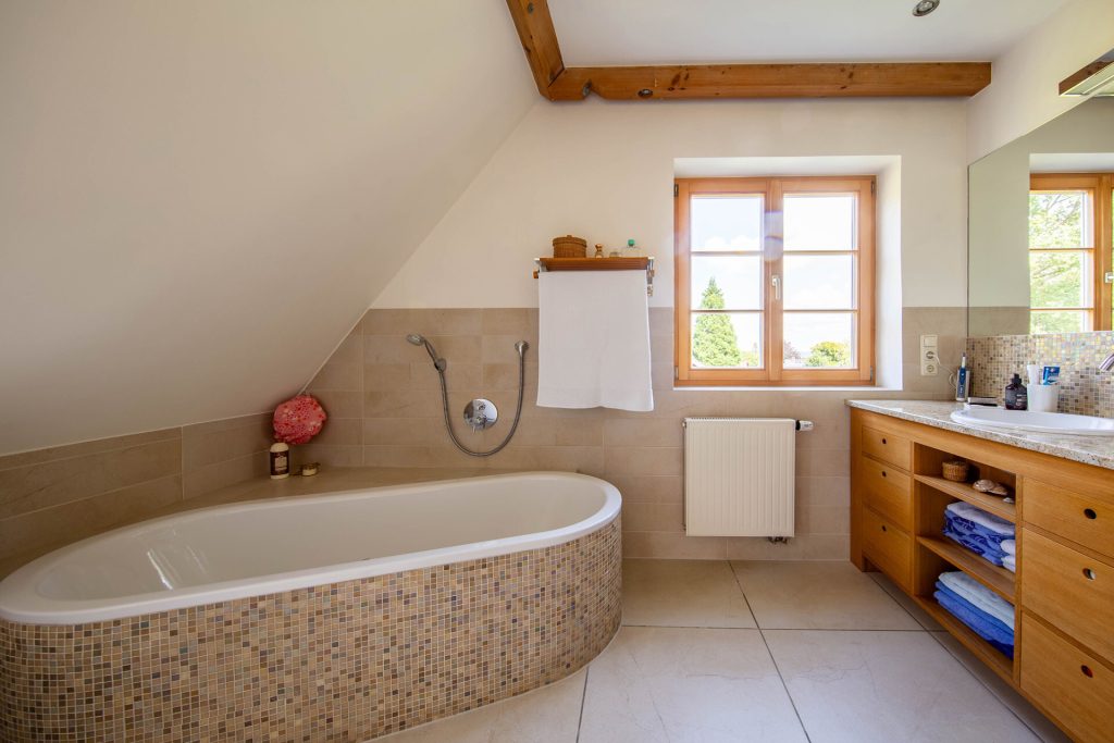 Veltrup Immobilien - Immobilienangebot - Dießen am Ammersee / Riederau - Wohnen - MEISTERHAFTE HARMONIE: BEZAUBERNDES EFH IN RIEDERAU VERSPRICHT PURES WOHNGLÜCK