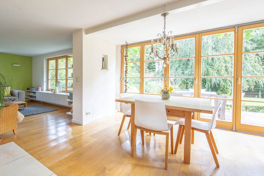 Veltrup Immobilien - Immobilienangebot - Dießen am Ammersee / Riederau - Wohnen - MEISTERHAFTE HARMONIE: BEZAUBERNDES EFH IN RIEDERAU VERSPRICHT PURES WOHNGLÜCK