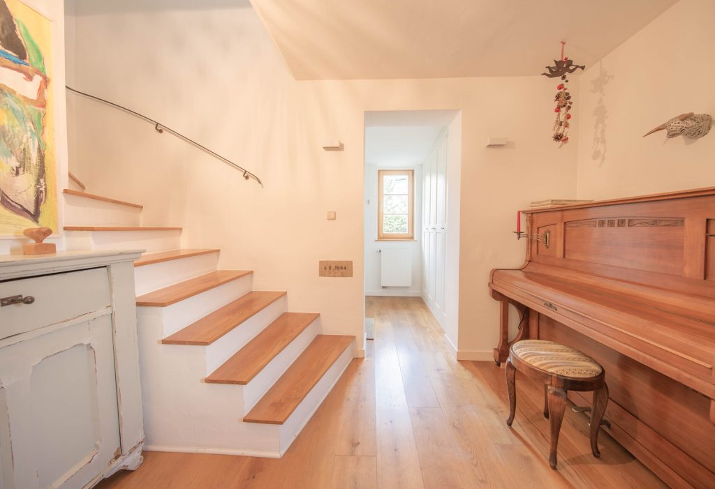 Veltrup Immobilien - Immobilienangebot - Dießen am Ammersee / Riederau - Wohnen - MEISTERHAFTE HARMONIE: BEZAUBERNDES EFH IN RIEDERAU VERSPRICHT PURES WOHNGLÜCK