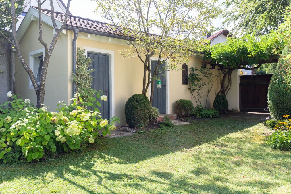 Veltrup Immobilien - Immobilienangebot - Dießen am Ammersee / Riederau - Wohnen - MEISTERHAFTE HARMONIE: BEZAUBERNDES EFH IN RIEDERAU VERSPRICHT PURES WOHNGLÜCK