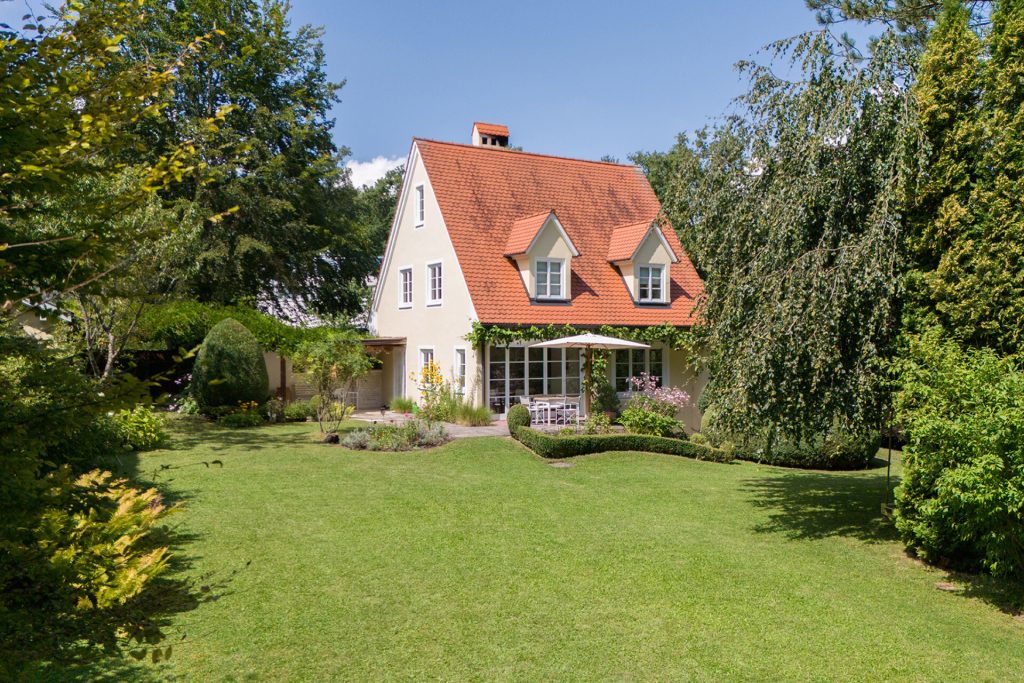 Veltrup Immobilien - Immobilienangebot - Dießen am Ammersee / Riederau - Wohnen - MEISTERHAFTE HARMONIE: BEZAUBERNDES EFH IN RIEDERAU VERSPRICHT PURES WOHNGLÜCK