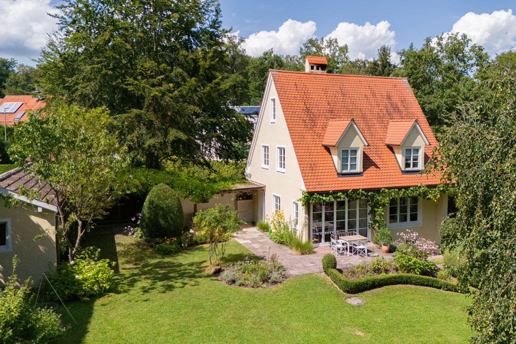 Veltrup Immobilien - Immobilienangebot - Dießen am Ammersee / Riederau - Wohnen - MEISTERHAFTE HARMONIE: BEZAUBERNDES EFH IN RIEDERAU VERSPRICHT PURES WOHNGLÜCK