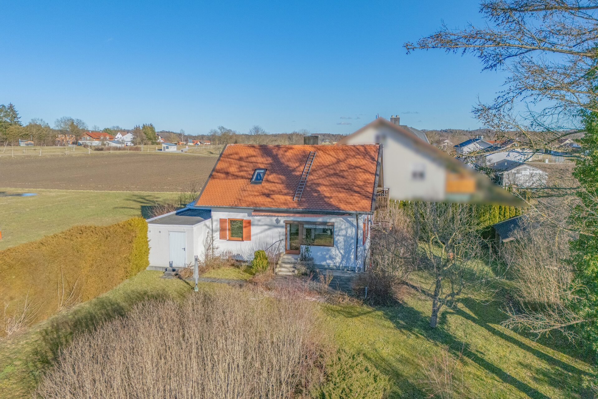 Veltrup Immobilien - Immobilienangebot - Wörthsee - Wohnen - WOHNEN MIT FREIRAUM - KOMPAKTES ZUHAUSE AUF WEITLÄUFIGEM GRUNDSTÜCK