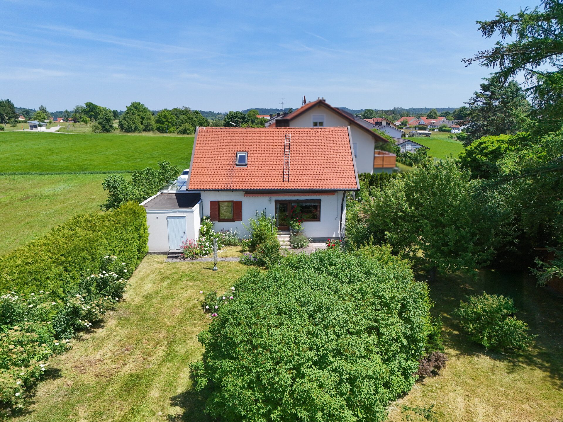 Veltrup Immobilien - Immobilienangebot - Wörthsee - Wohnen - WOHNEN MIT FREIRAUM - KOMPAKTES ZUHAUSE AUF WEITLÄUFIGEM GRUNDSTÜCK