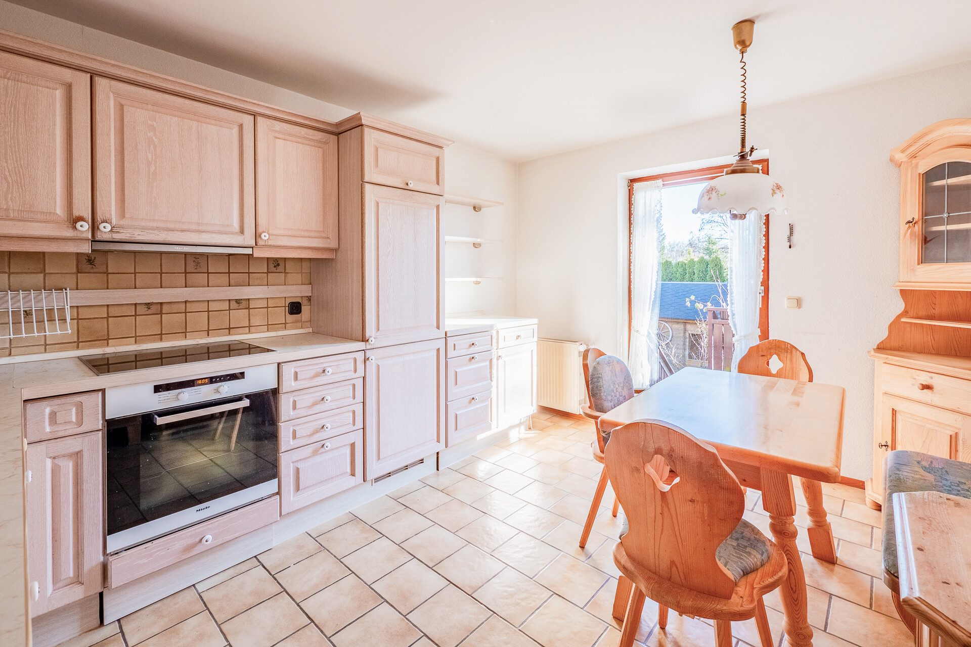Veltrup Immobilien - Immobilienangebot - Wörthsee - Wohnen - WOHNEN MIT FREIRAUM - KOMPAKTES ZUHAUSE AUF WEITLÄUFIGEM GRUNDSTÜCK