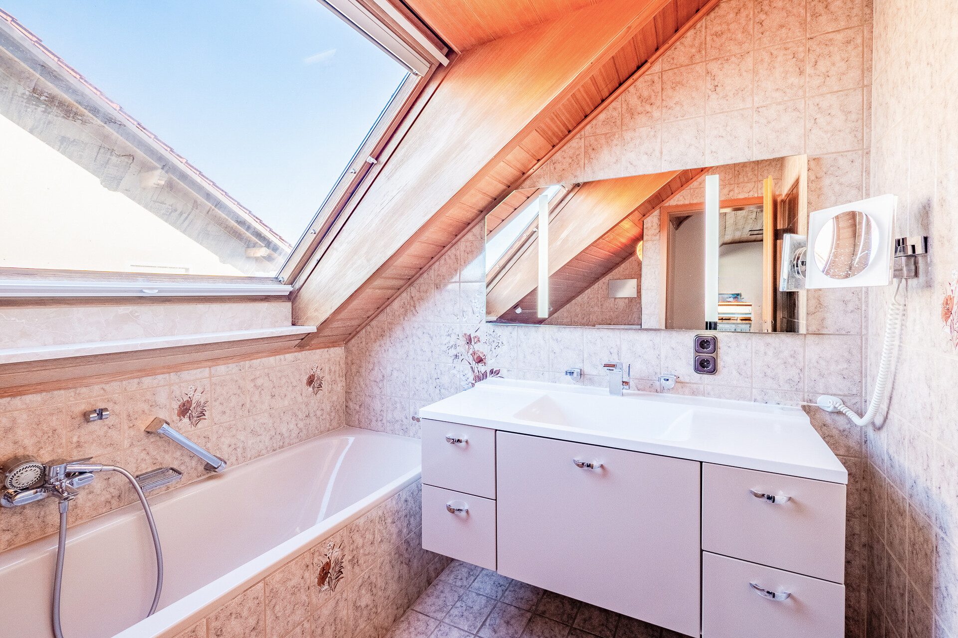 Veltrup Immobilien - Immobilienangebot - Wörthsee - Wohnen - WOHNEN MIT FREIRAUM - KOMPAKTES ZUHAUSE AUF WEITLÄUFIGEM GRUNDSTÜCK