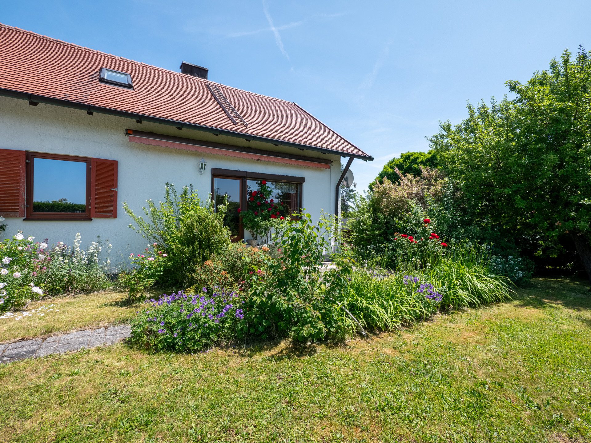 Veltrup Immobilien - Immobilienangebot - Wörthsee - Wohnen - WOHNEN MIT FREIRAUM - KOMPAKTES ZUHAUSE AUF WEITLÄUFIGEM GRUNDSTÜCK