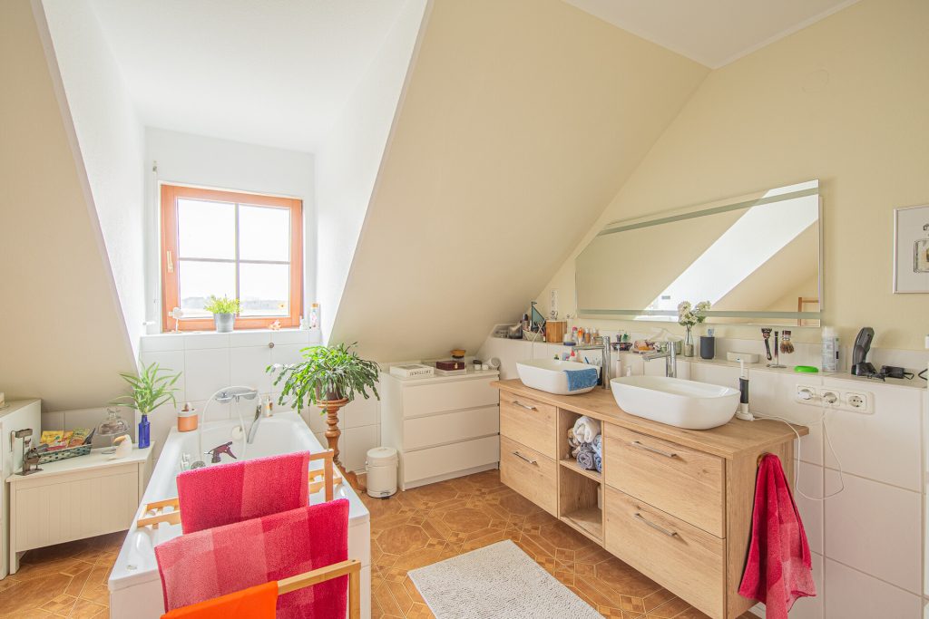 Veltrup Immobilien - Immobilienangebot - Adelshofen - Wohnen - EINLADENDE DOPPELHAUSHÄLFTE IN ADELSHOFEN