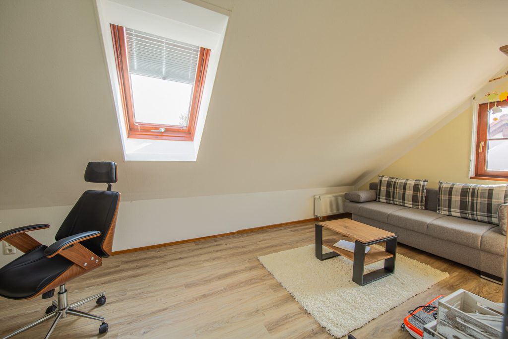 Veltrup Immobilien - Immobilienangebot - Adelshofen - Wohnen - EINLADENDE DOPPELHAUSHÄLFTE IN ADELSHOFEN