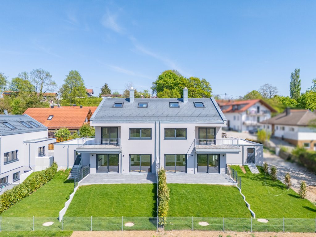 Veltrup Immobilien - Immobilienangebot - Wörthsee - Wohnen - PREMIUMAUSSTATTUNG TRIFFT PANORAMABLICK: GROSSZÜGIGE DOPPELHAUSHÄLFTE IN WÖRTHSEE