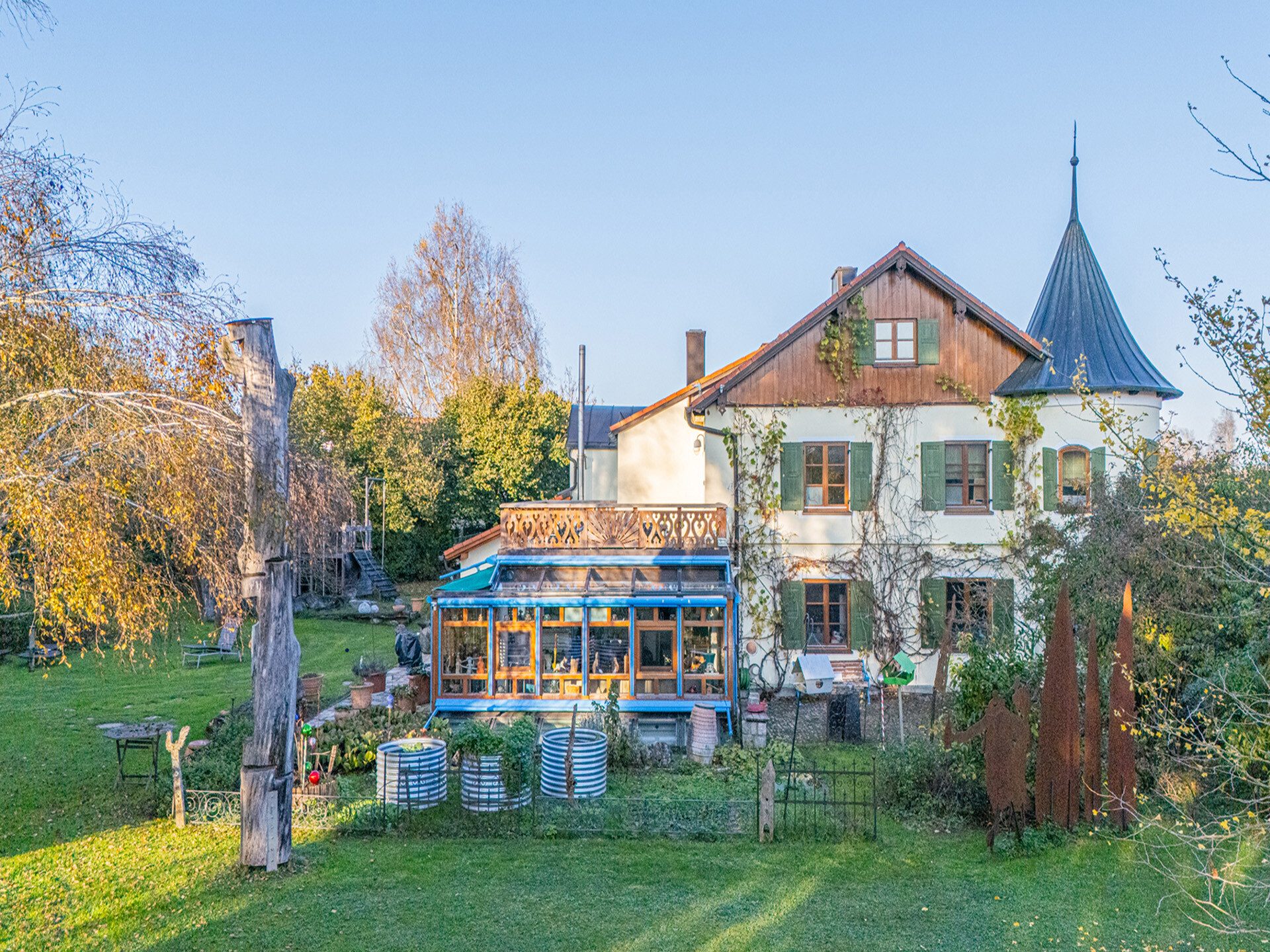 Veltrup Immobilien - Immobilienangebot - Dießen - Wohnen - WOHNHAUS MIT ERKERTÜRMCHEN IN DIESSEN: 
EIN GRUNDSTÜCK MIT SEELE UND VIELEN MÖGLICHKEITEN