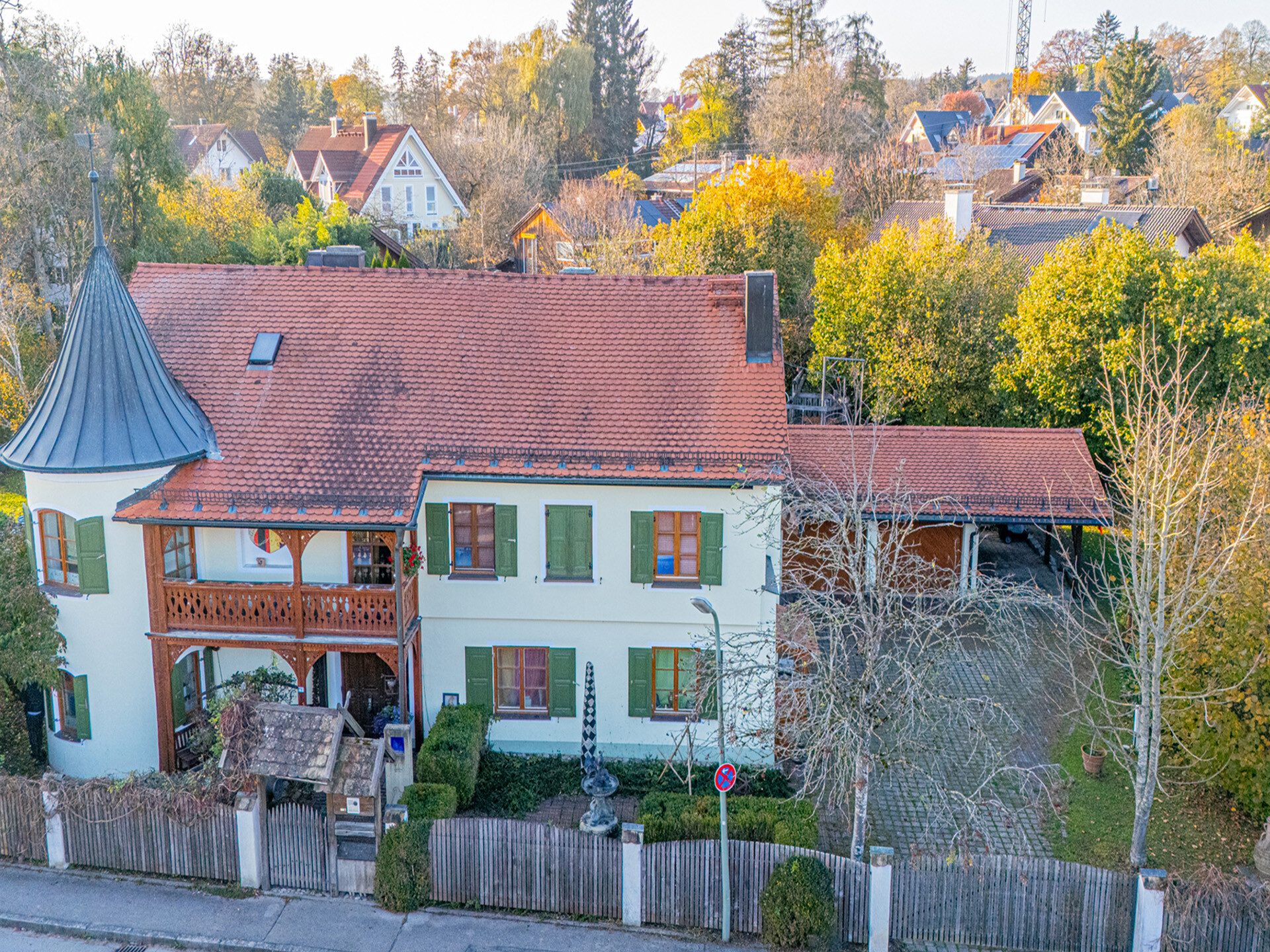 Veltrup Immobilien - Immobilienangebot - Dießen - Wohnen - WOHNHAUS MIT ERKERTÜRMCHEN IN DIESSEN: 
EIN GRUNDSTÜCK MIT SEELE UND VIELEN MÖGLICHKEITEN